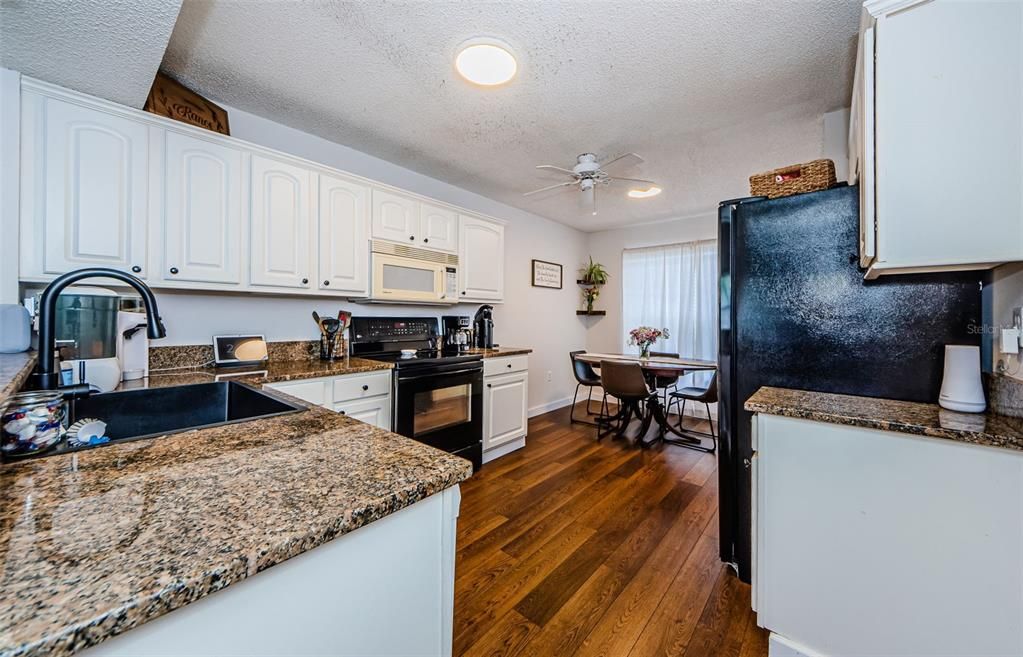 For Sale: $155,000 (2 beds, 1 baths, 925 Square Feet)