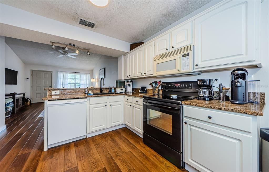 For Sale: $155,000 (2 beds, 1 baths, 925 Square Feet)