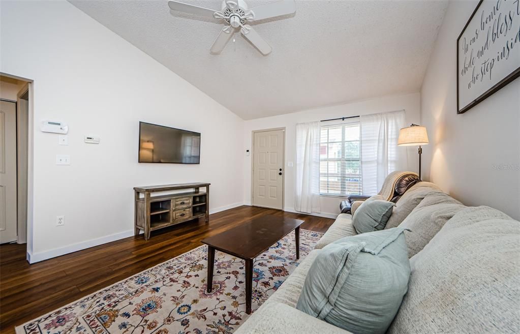 For Sale: $155,000 (2 beds, 1 baths, 925 Square Feet)