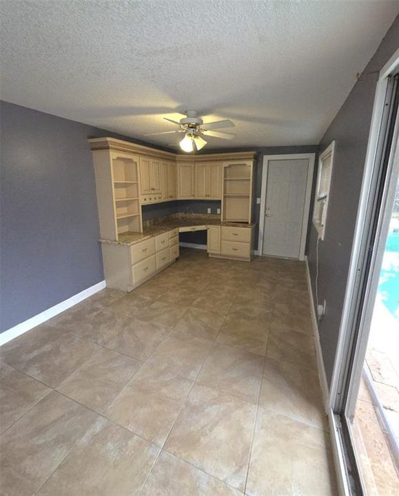 For Rent: $2,800 (4 beds, 2 baths, 2081 Square Feet)
