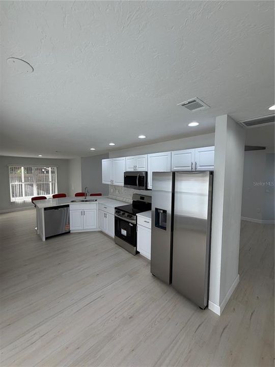 For Sale: $428,900 (3 beds, 2 baths, 1393 Square Feet)