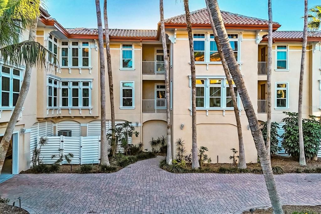 For Sale: $2,295,000 (3 beds, 2 baths, 2132 Square Feet)