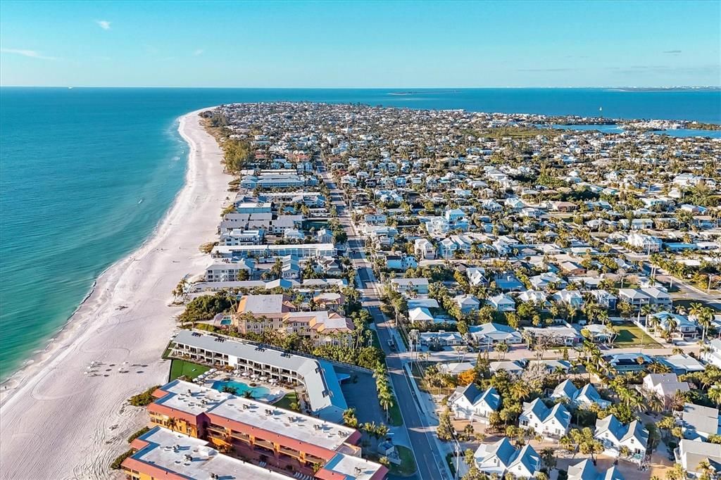 For Sale: $2,295,000 (3 beds, 2 baths, 2132 Square Feet)