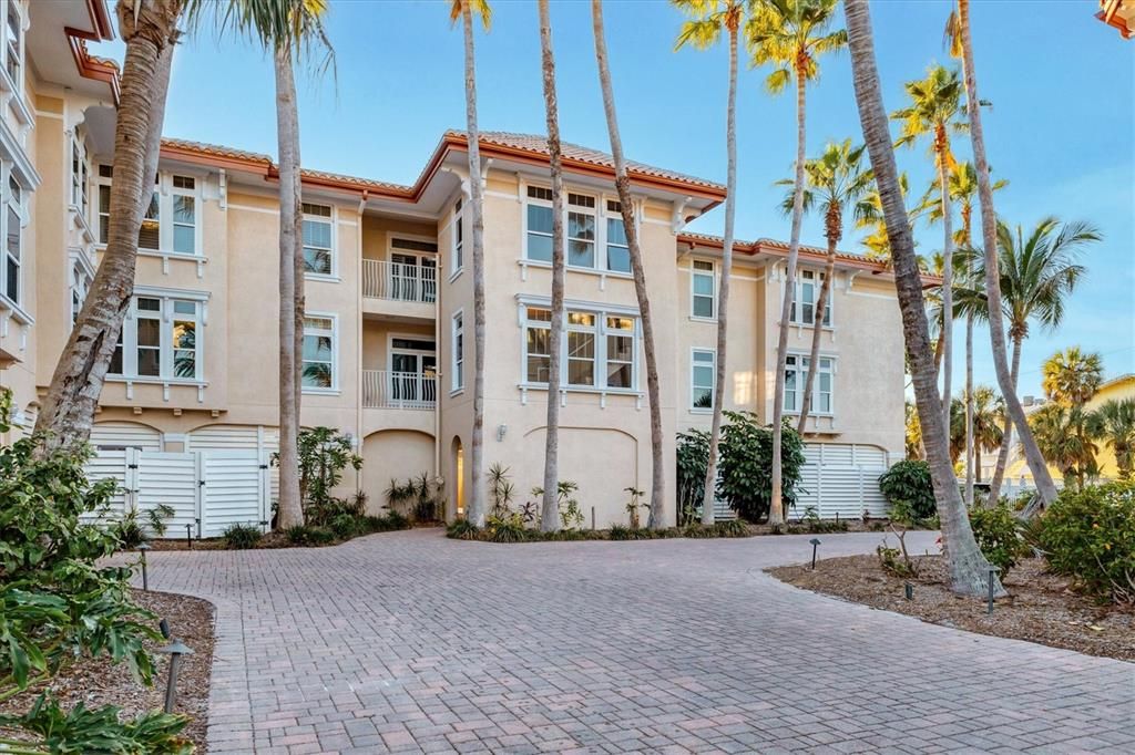 For Sale: $2,295,000 (3 beds, 2 baths, 2132 Square Feet)