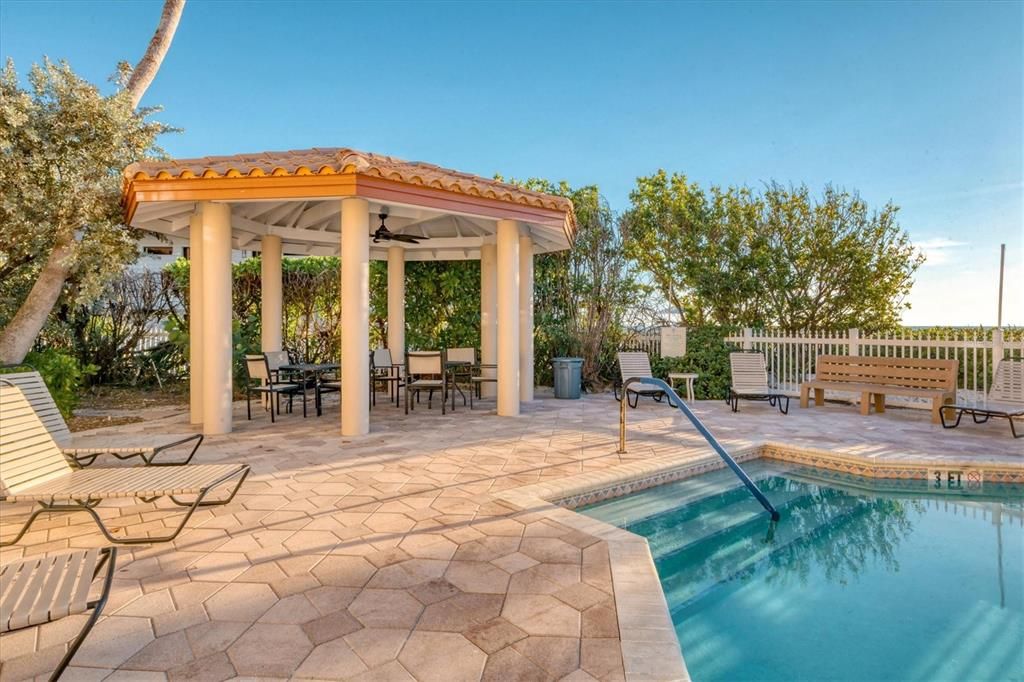 For Sale: $2,295,000 (3 beds, 2 baths, 2132 Square Feet)