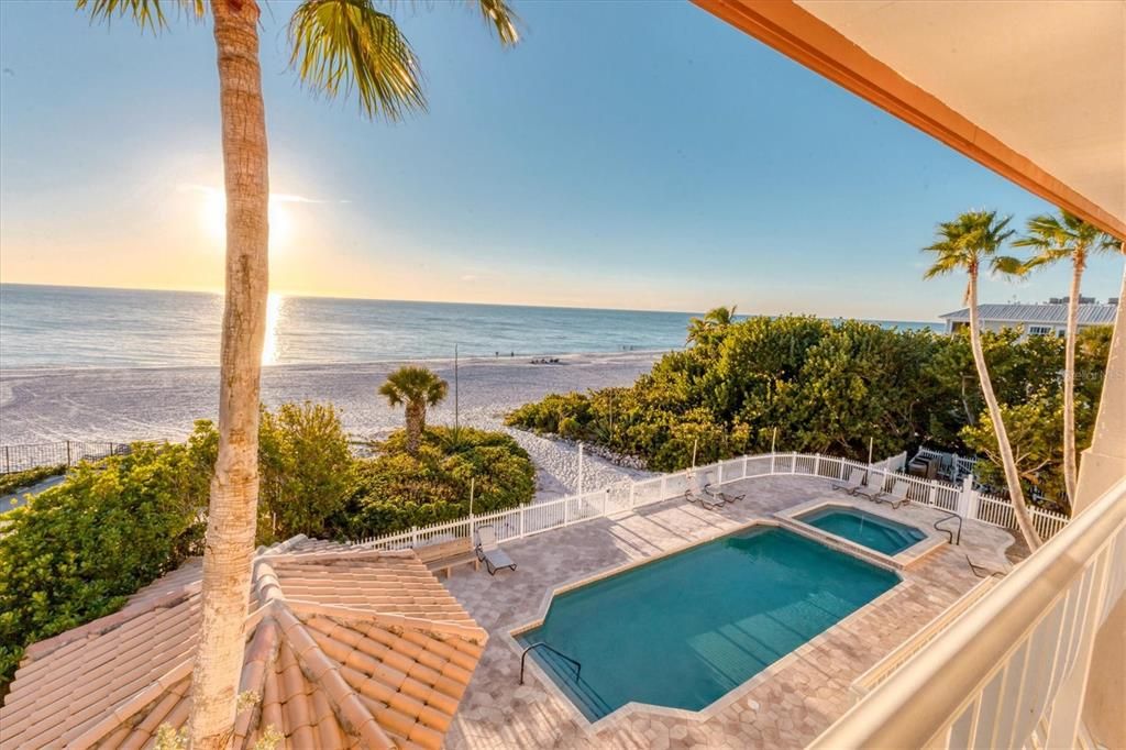 For Sale: $2,295,000 (3 beds, 2 baths, 2132 Square Feet)