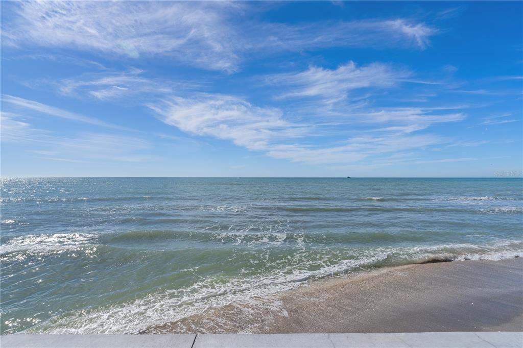 На продажу: $1,650,000 (0.45 acres)