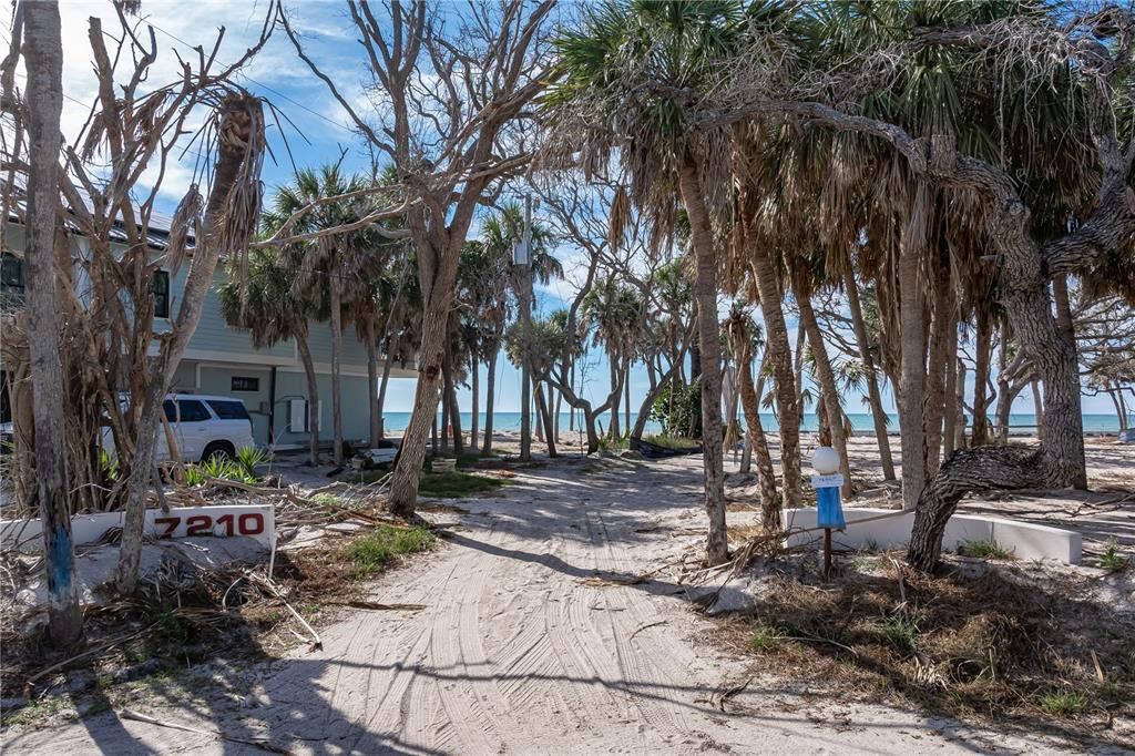 На продажу: $1,650,000 (0.45 acres)