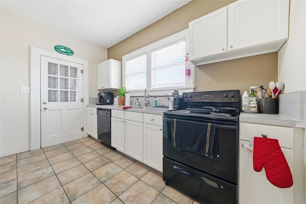 待售: $880,000 (4 贝兹, 0 浴室, 2924 平方英尺)