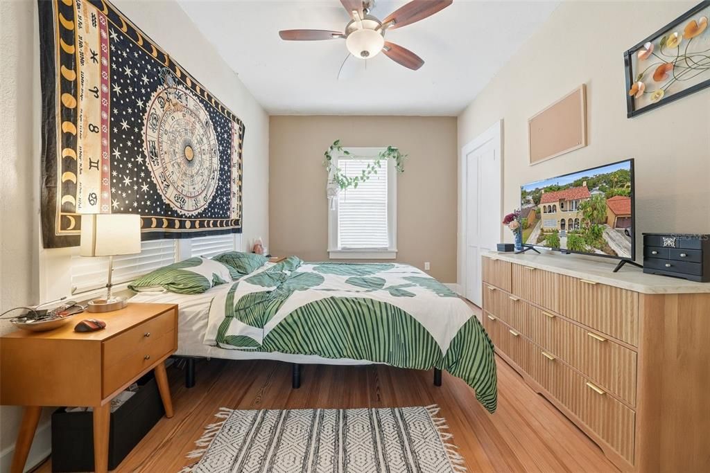 待售: $880,000 (4 贝兹, 0 浴室, 2924 平方英尺)