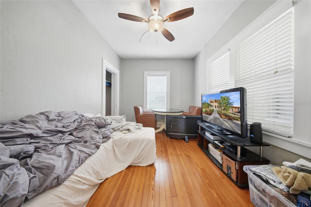 待售: $880,000 (4 贝兹, 0 浴室, 2924 平方英尺)