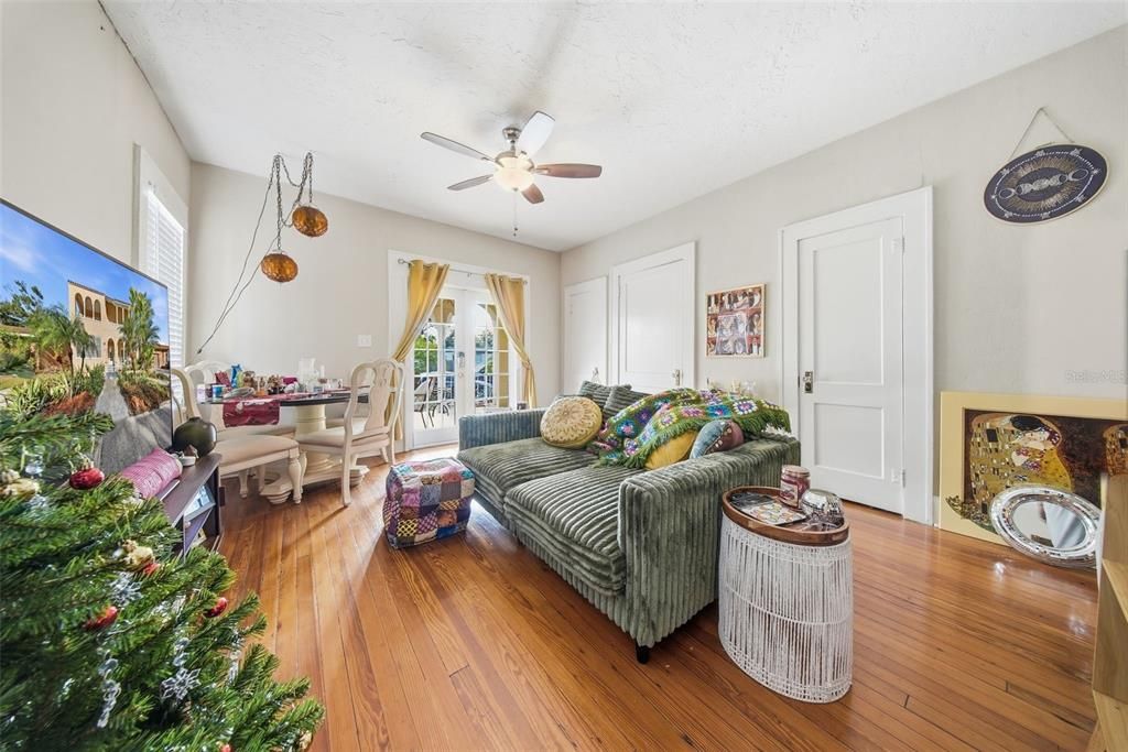 待售: $880,000 (4 贝兹, 0 浴室, 2924 平方英尺)