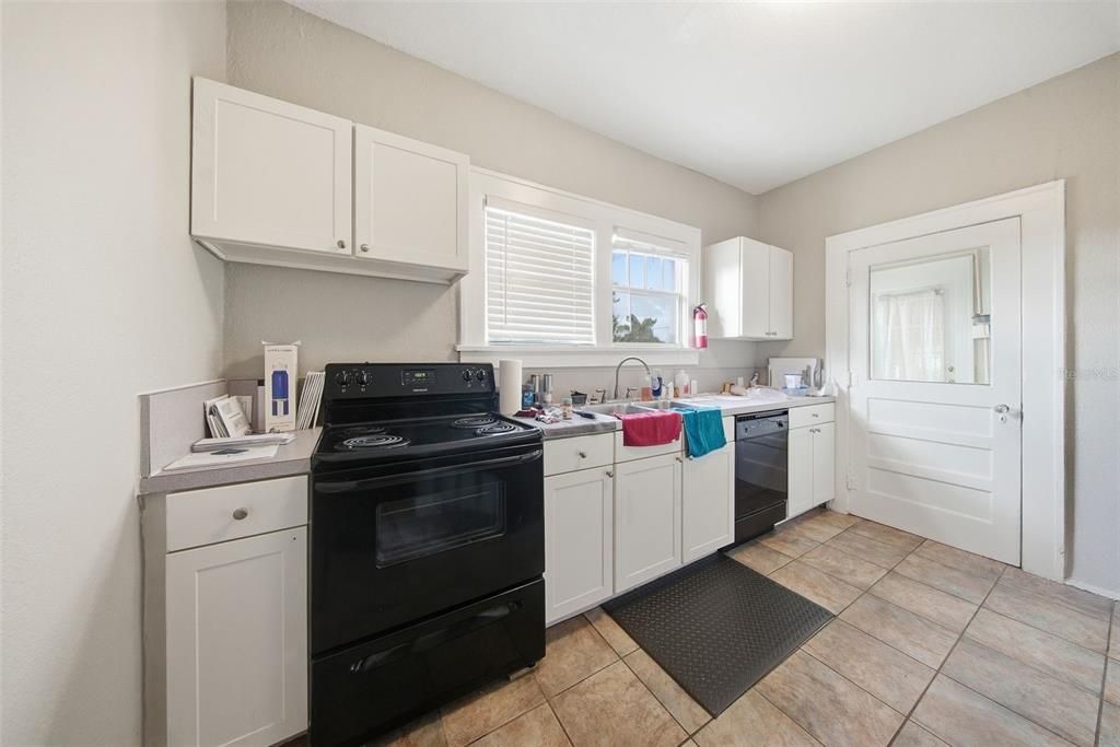 待售: $880,000 (4 贝兹, 0 浴室, 2924 平方英尺)