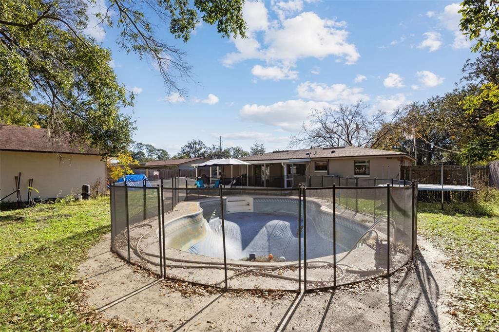 На продажу: $269,900 (4 спален, 1 ванн, 1170 Квадратных фут)