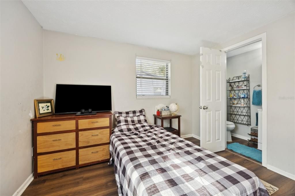 На продажу: $269,900 (4 спален, 1 ванн, 1170 Квадратных фут)