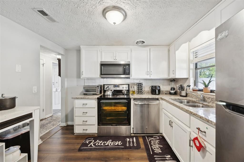 На продажу: $269,900 (4 спален, 1 ванн, 1170 Квадратных фут)