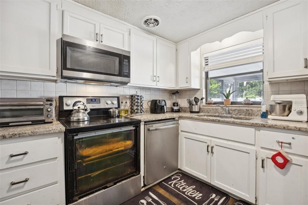 На продажу: $269,900 (4 спален, 1 ванн, 1170 Квадратных фут)