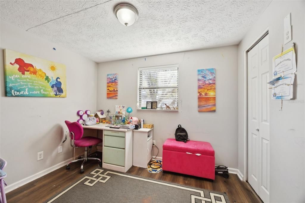 На продажу: $269,900 (4 спален, 1 ванн, 1170 Квадратных фут)