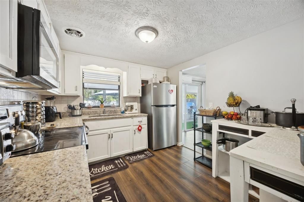 На продажу: $269,900 (4 спален, 1 ванн, 1170 Квадратных фут)