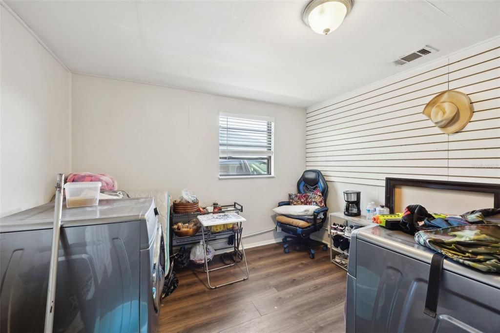 На продажу: $269,900 (4 спален, 1 ванн, 1170 Квадратных фут)