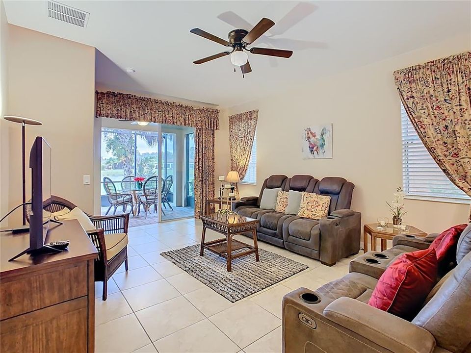 For Sale: $299,900 (2 beds, 2 baths, 1539 Square Feet)