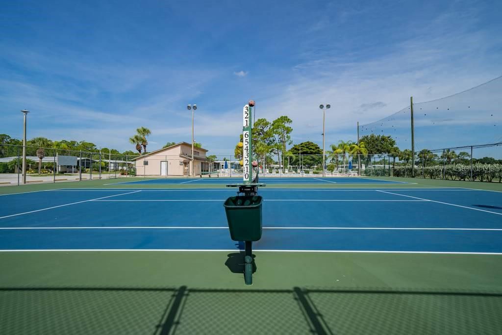 For Sale: $134,900 (2 beds, 2 baths, 912 Square Feet)