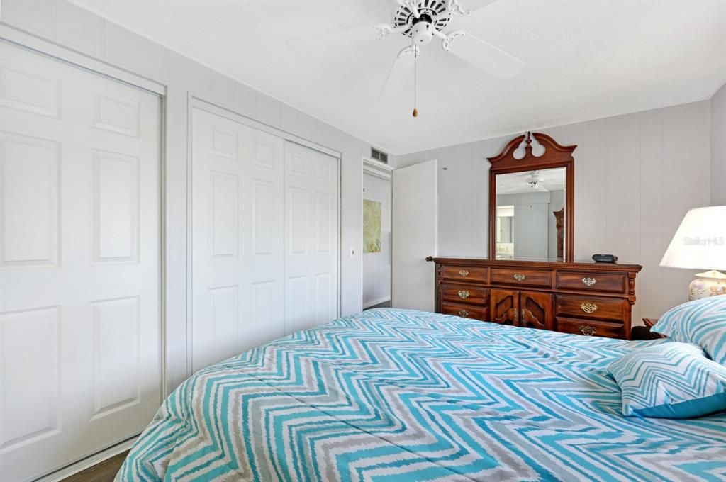 For Sale: $134,900 (2 beds, 2 baths, 912 Square Feet)