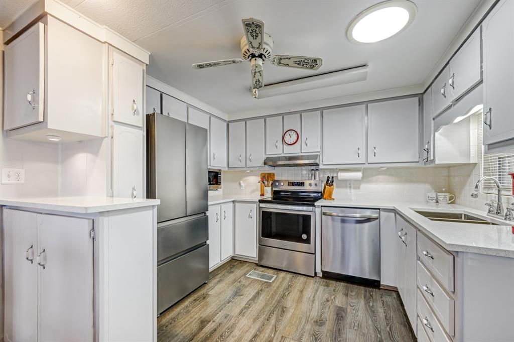 For Sale: $134,900 (2 beds, 2 baths, 912 Square Feet)