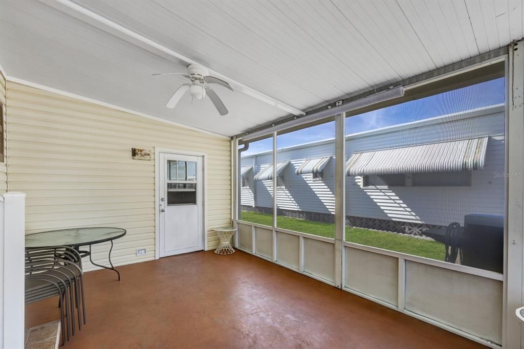 For Sale: $134,900 (2 beds, 2 baths, 912 Square Feet)