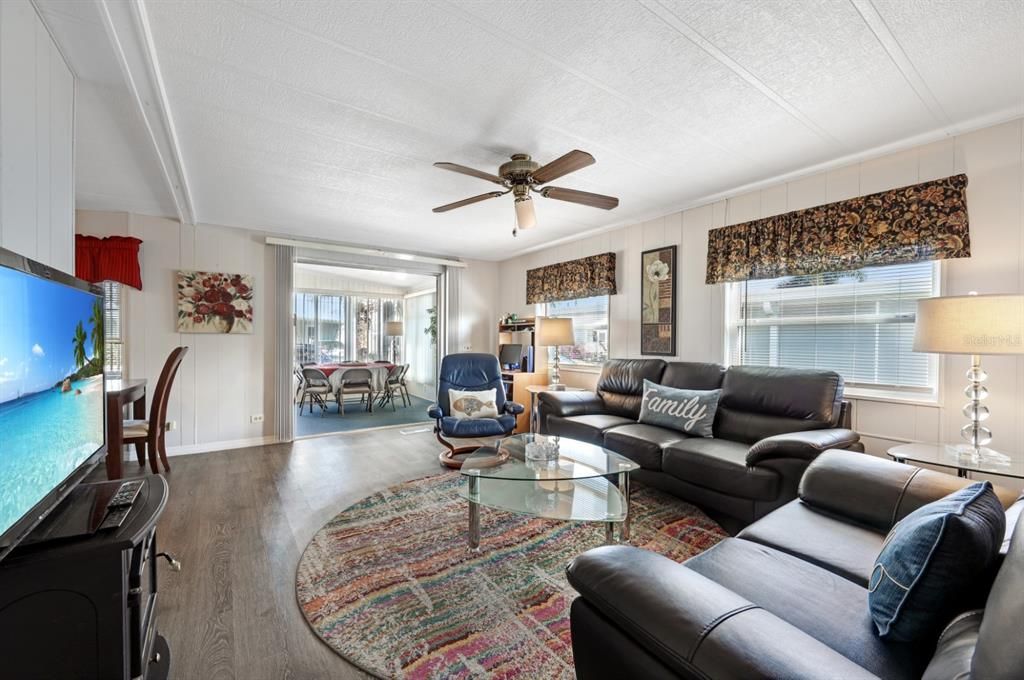 For Sale: $134,900 (2 beds, 2 baths, 912 Square Feet)