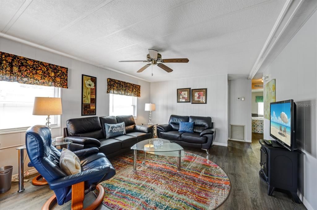 For Sale: $134,900 (2 beds, 2 baths, 912 Square Feet)