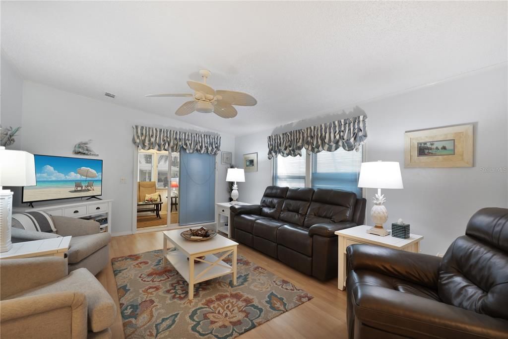 For Sale: $165,000 (2 beds, 2 baths, 1064 Square Feet)