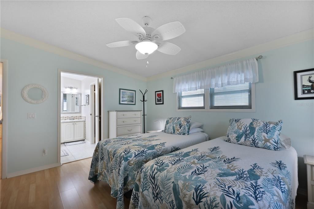 For Sale: $165,000 (2 beds, 2 baths, 1064 Square Feet)