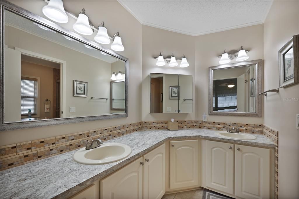 For Sale: $165,000 (2 beds, 2 baths, 1064 Square Feet)