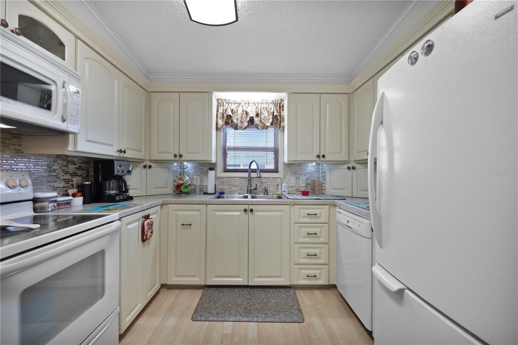 For Sale: $165,000 (2 beds, 2 baths, 1064 Square Feet)