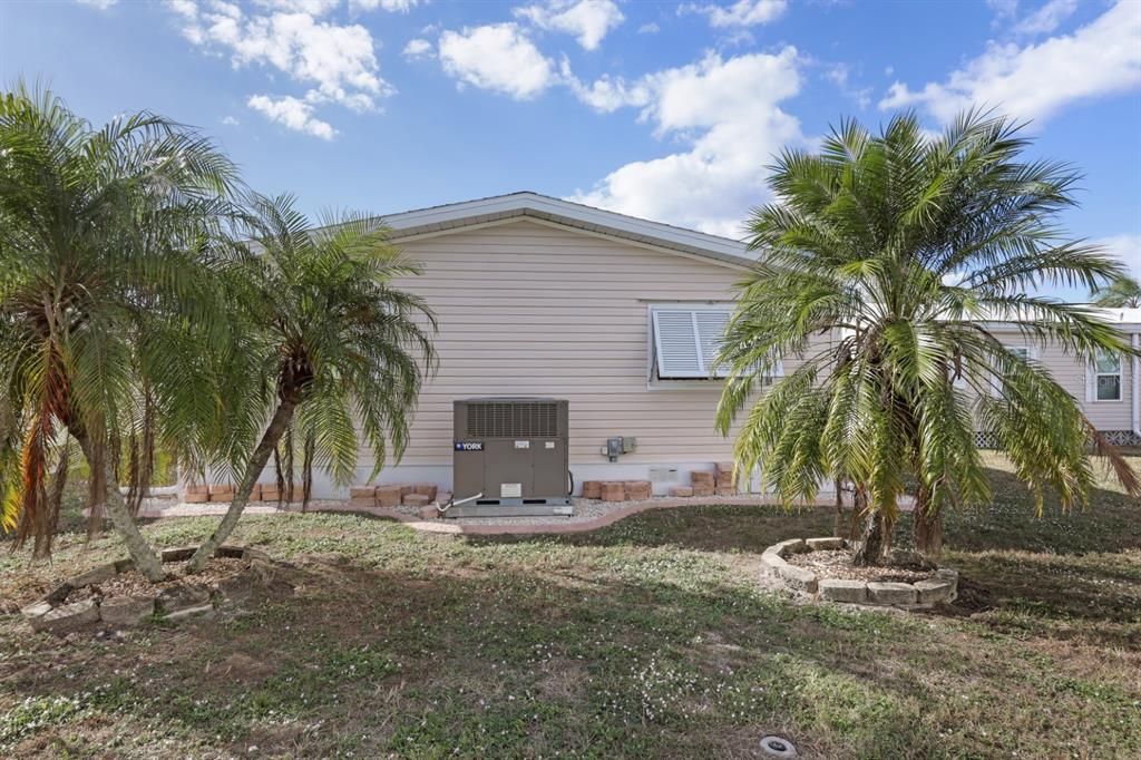 For Sale: $165,000 (2 beds, 2 baths, 1064 Square Feet)