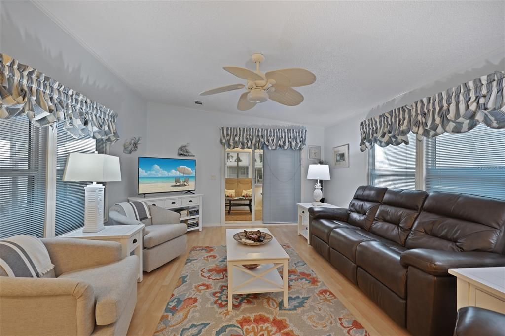 For Sale: $165,000 (2 beds, 2 baths, 1064 Square Feet)