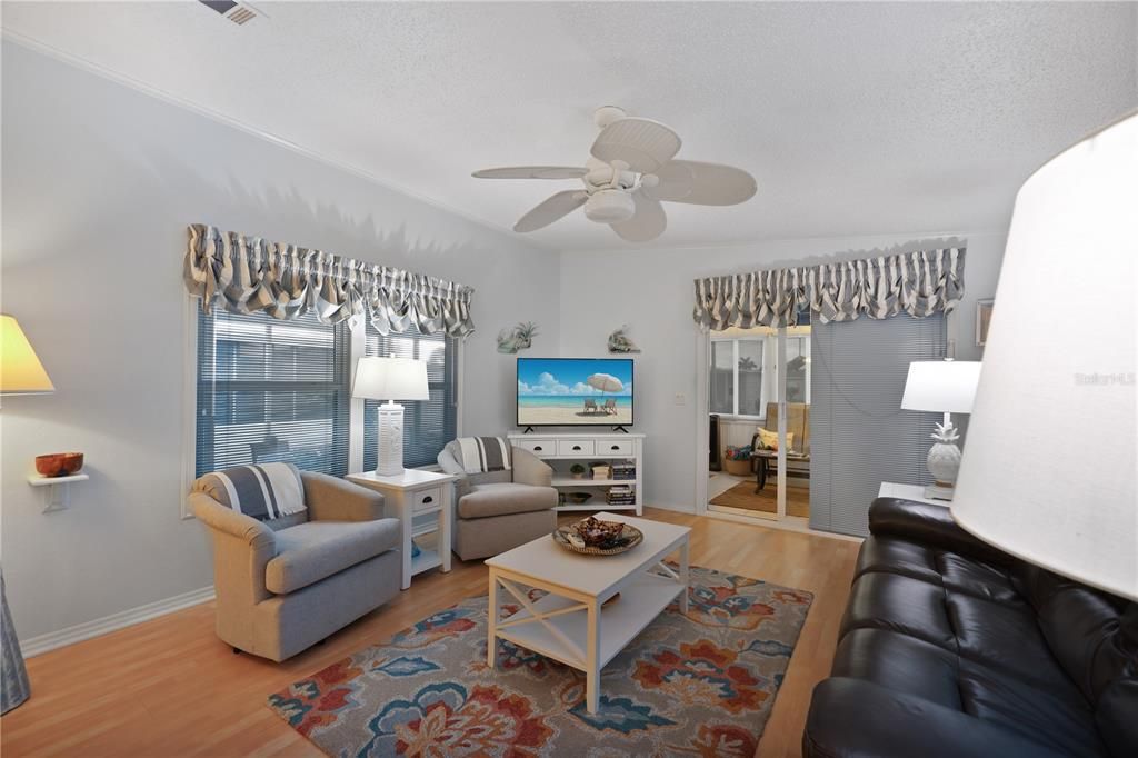 For Sale: $165,000 (2 beds, 2 baths, 1064 Square Feet)