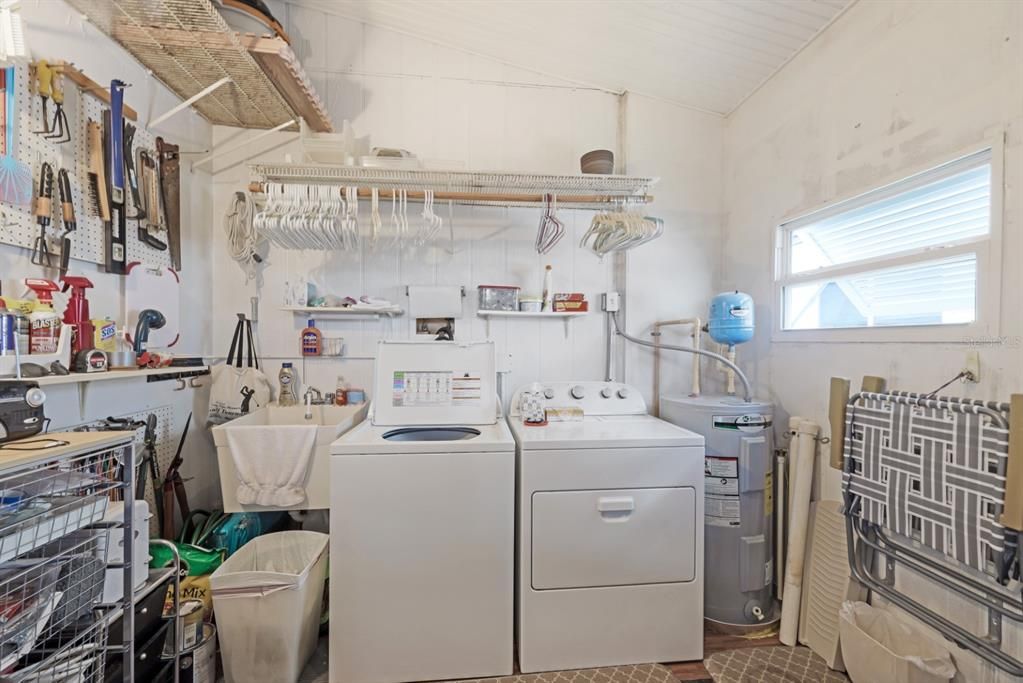 For Sale: $165,000 (2 beds, 2 baths, 1064 Square Feet)