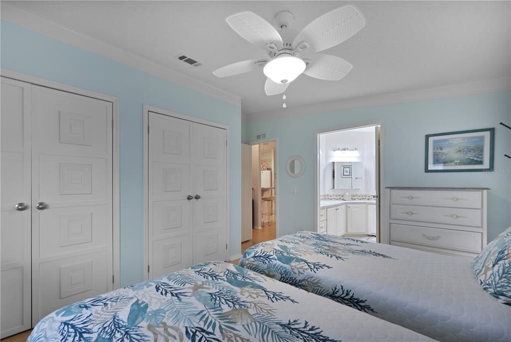 For Sale: $165,000 (2 beds, 2 baths, 1064 Square Feet)