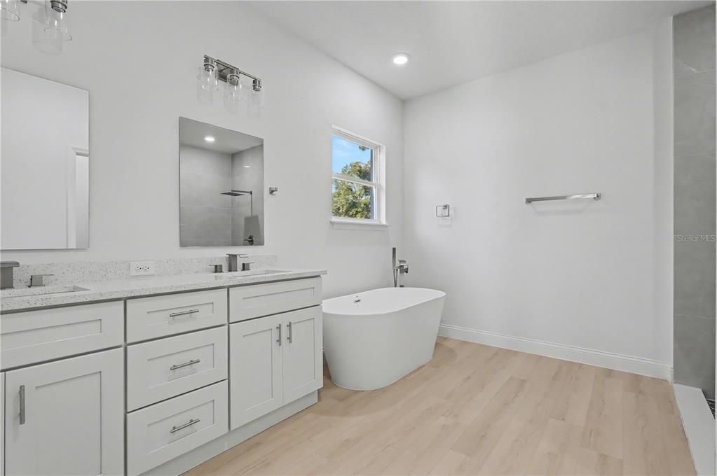 En Venta: $293,900 (4 camas, 2 baños, 1816 Pies cuadrados)