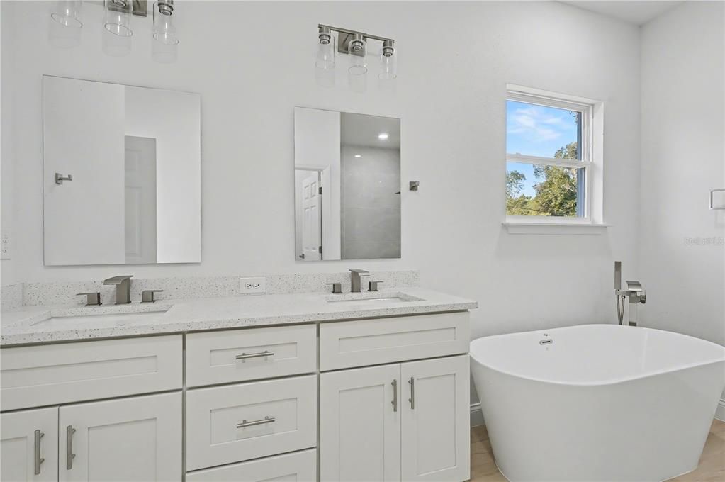 En Venta: $293,900 (4 camas, 2 baños, 1816 Pies cuadrados)