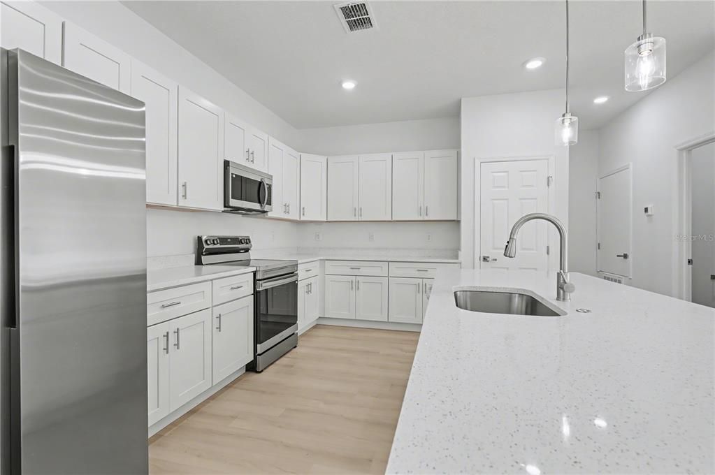 En Venta: $293,900 (4 camas, 2 baños, 1816 Pies cuadrados)