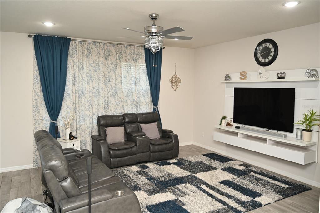 For Rent: $2,850 (5 beds, 2 baths, 2386 Square Feet)