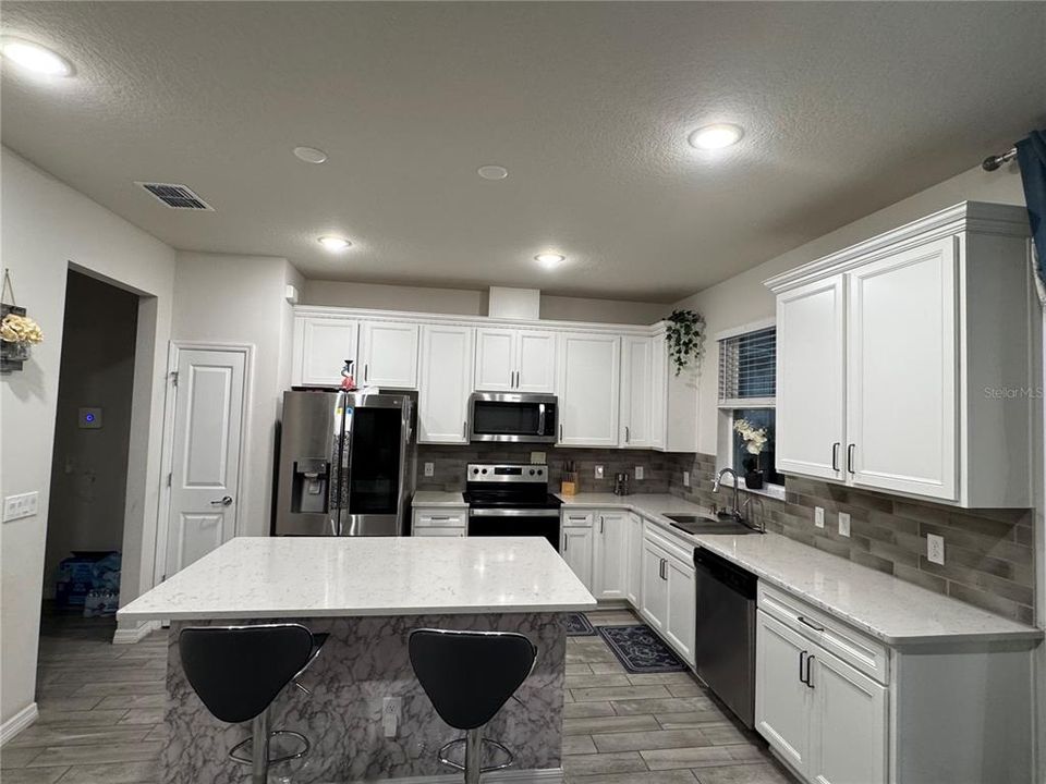 For Rent: $2,850 (5 beds, 2 baths, 2386 Square Feet)