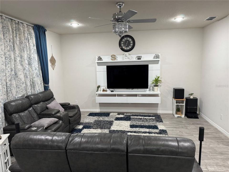 For Rent: $2,850 (5 beds, 2 baths, 2386 Square Feet)