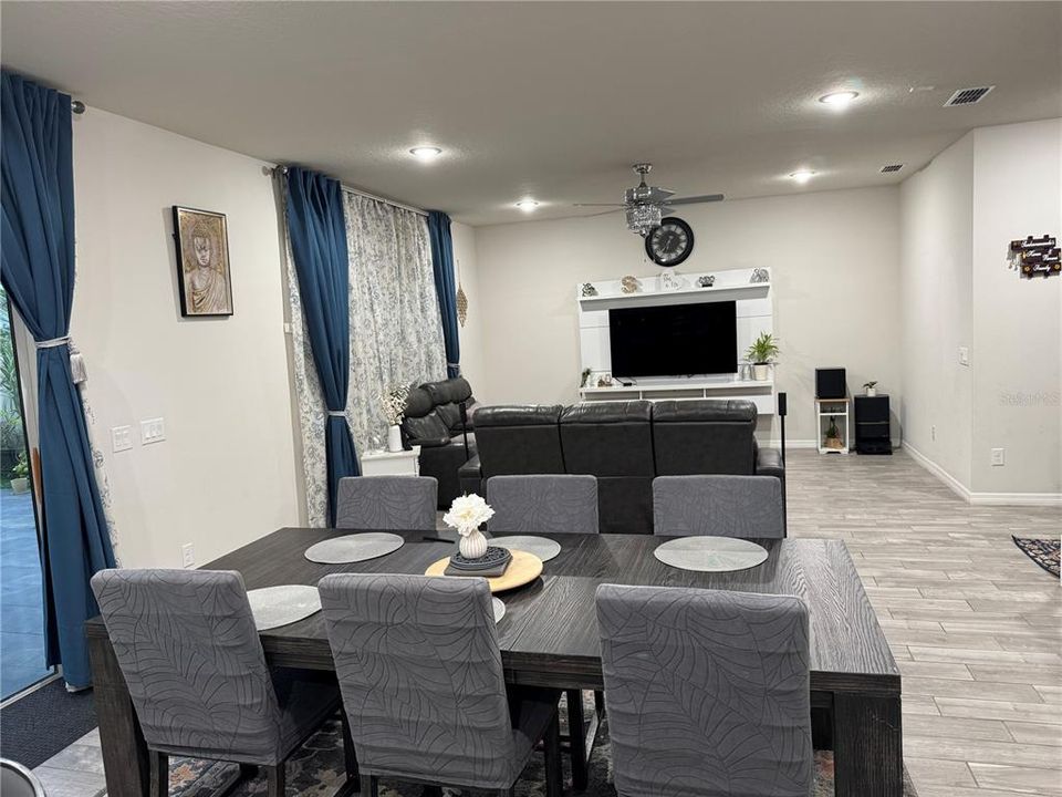 For Rent: $2,850 (5 beds, 2 baths, 2386 Square Feet)