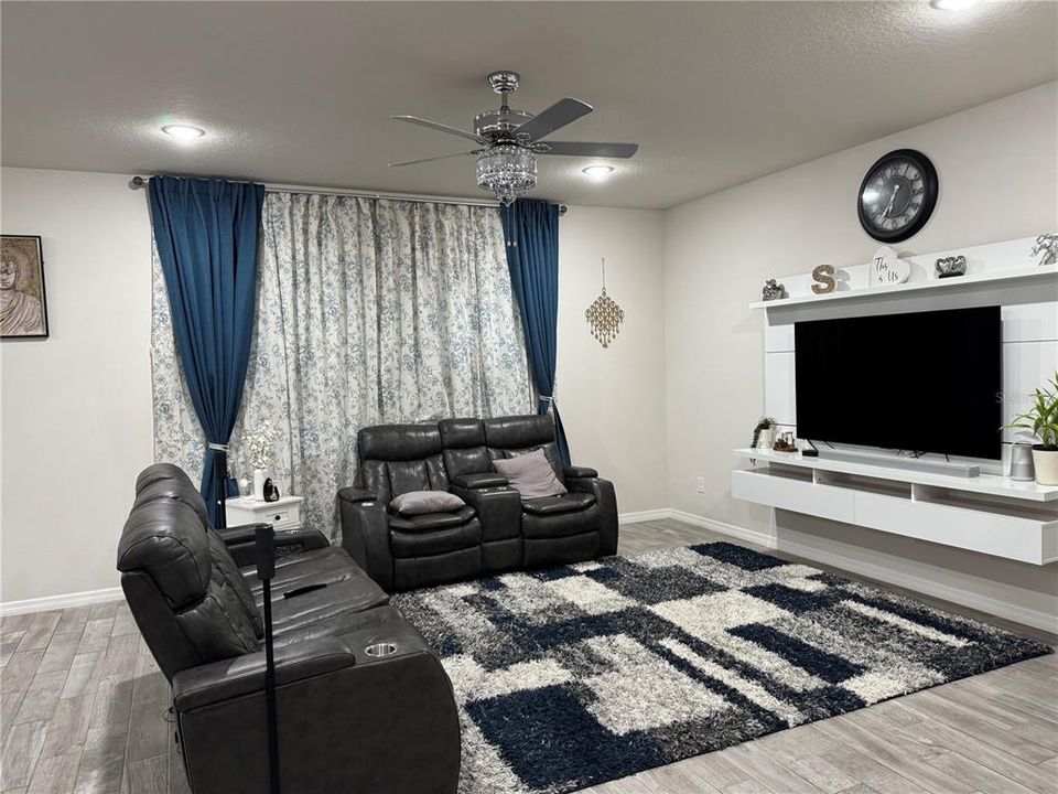 For Rent: $2,850 (5 beds, 2 baths, 2386 Square Feet)