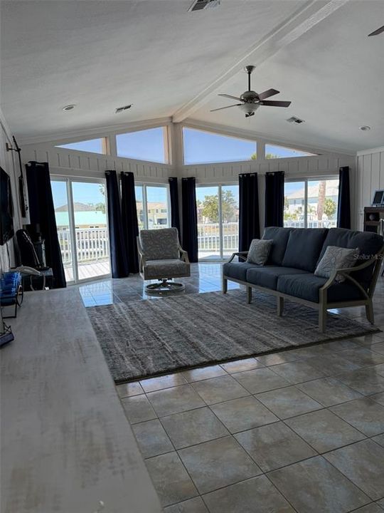 Недавно продано: $660,000 (2 спален, 2 ванн, 1486 Квадратных фут)