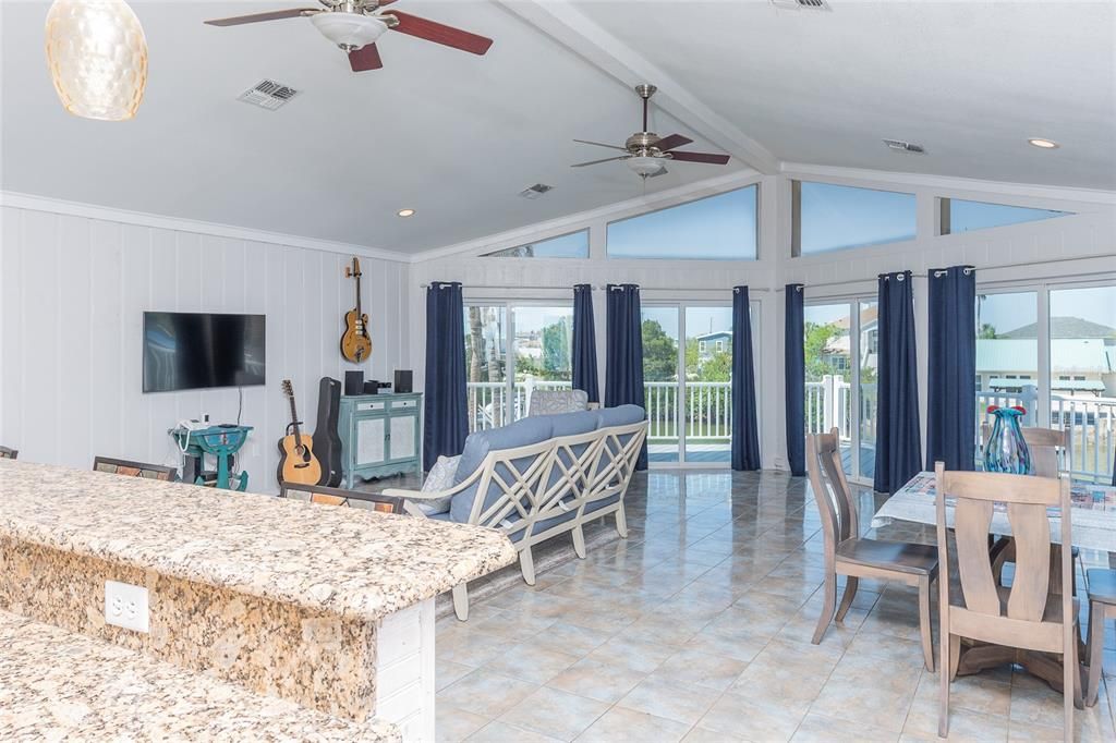 Недавно продано: $660,000 (2 спален, 2 ванн, 1486 Квадратных фут)